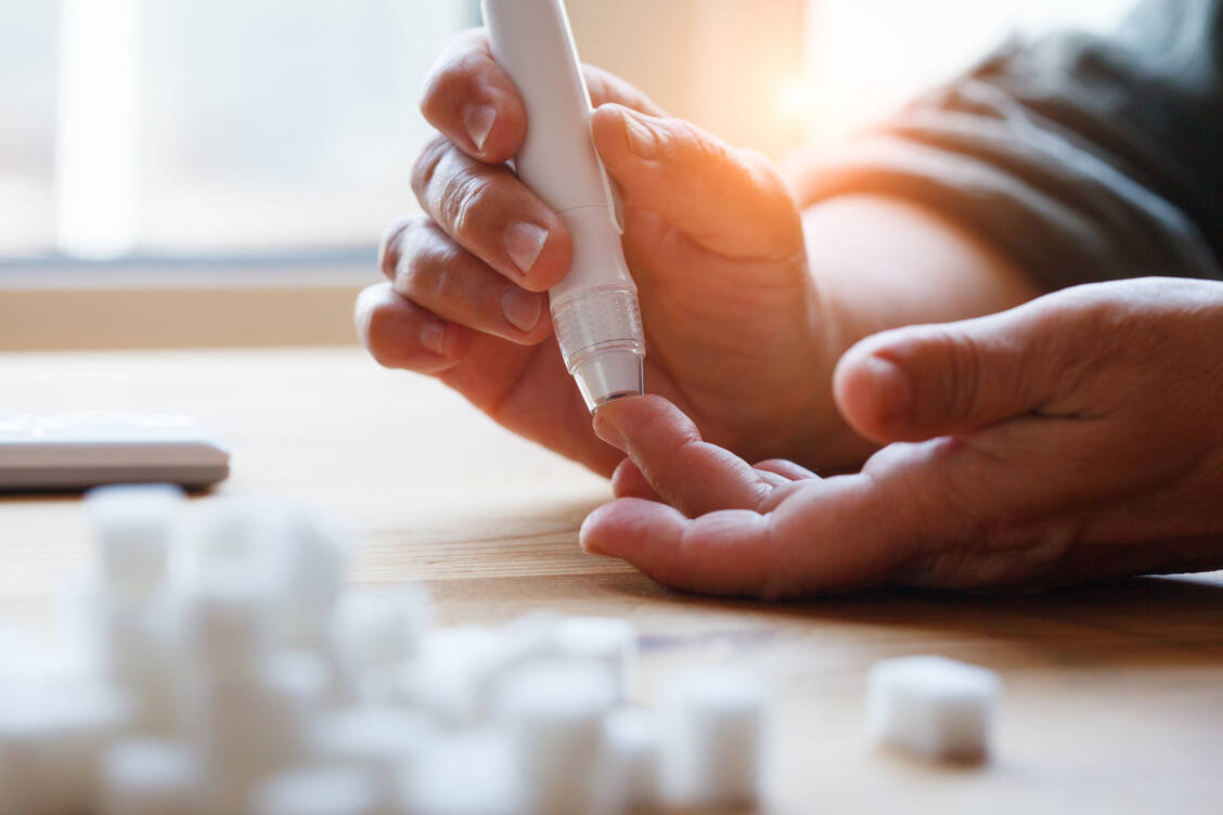 Für insulinpflichtige Diabetiker ist die regelmäßige Blutzuckermessung Pflicht, aber auch für Typ-2-Diabetiker unter oraler Antidiabetika-Therapie kann sie sinnvoll sein. / Foto: Adobe Stock/zakalinka
