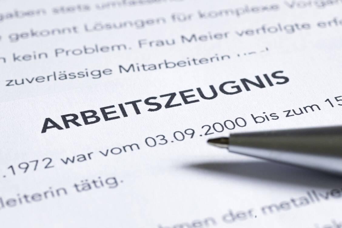 Zeugnisse sollten zwar stets wohlwollend formuliert sein, sie sollten aber keine unzutreffend zu positiven Aussagen machen. / © Imago images/photothek