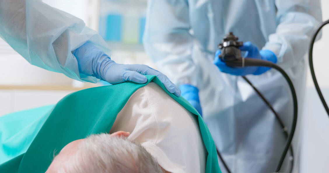 Bei einer Darmspiegelung liegt der Patient auf der Seite. Das Aufdehnen und Bewegen des Darms bei der Untersuchung kann schmerzhaft sein. / Foto: Getty Images/PonyWang