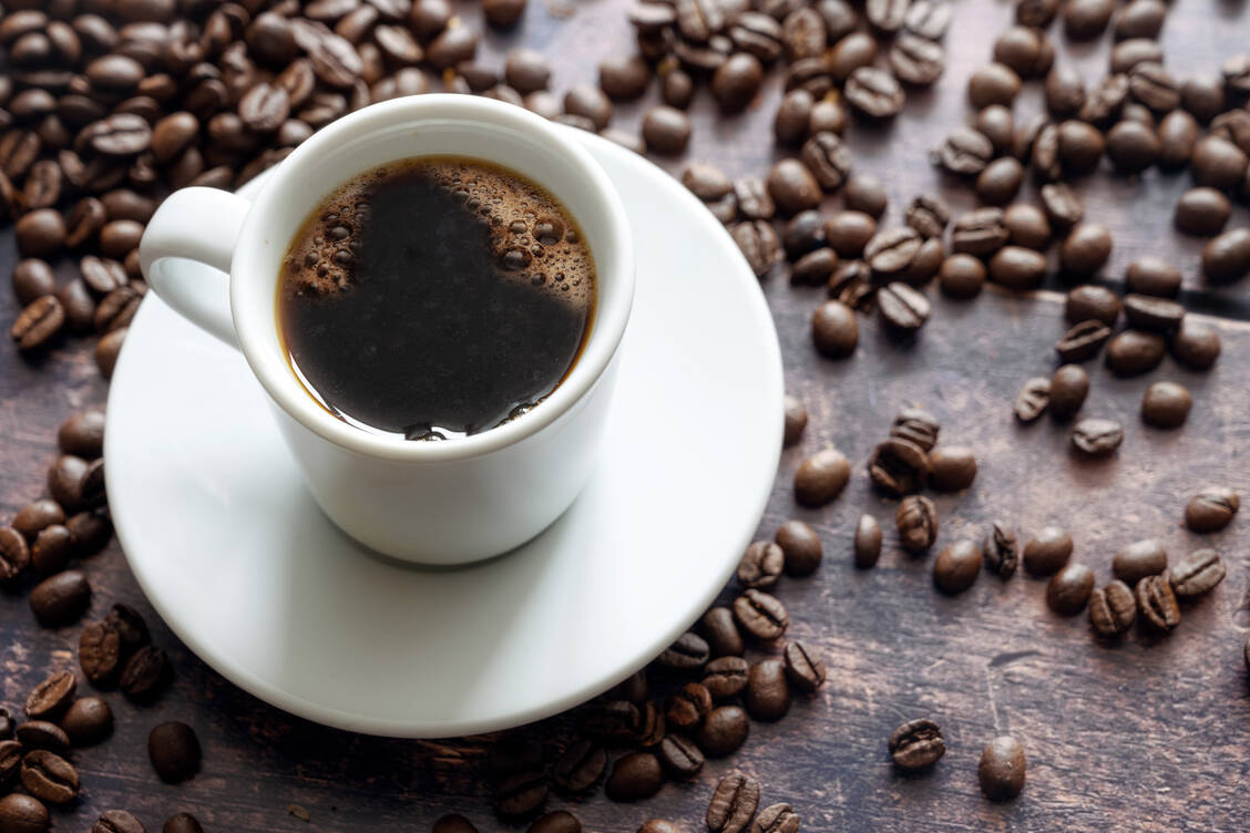 In Kaffeebohnen ist Trigonellin zu etwa 1 Prozent enthalten. Der Inhaltsstoff geht auch in aufgebrühten Kaffee über. / Foto: Getty Images/fermate