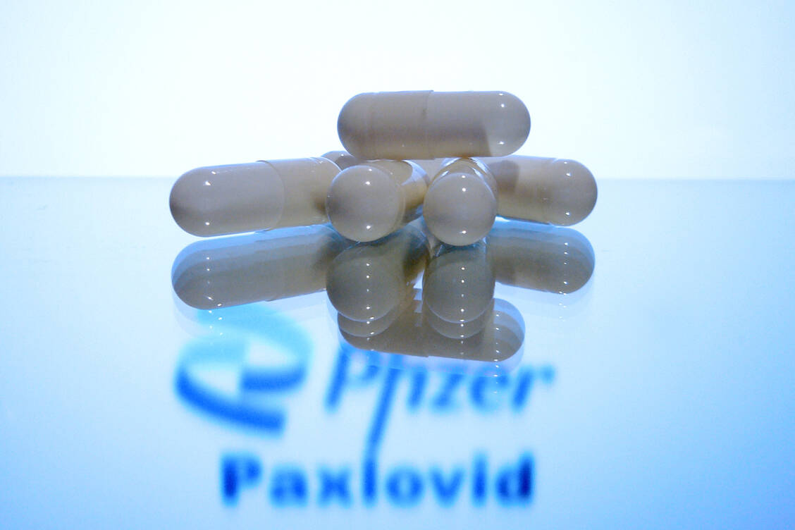 Paxlovid besteht unter anderem aus dem Wirkstoff Nirmatrelvir, der ein SARS-CoV-2-Protein hemmt. Damit soll die Vermehrung des Virus gestoppt werden. / Foto: picture alliance / SvenSimon