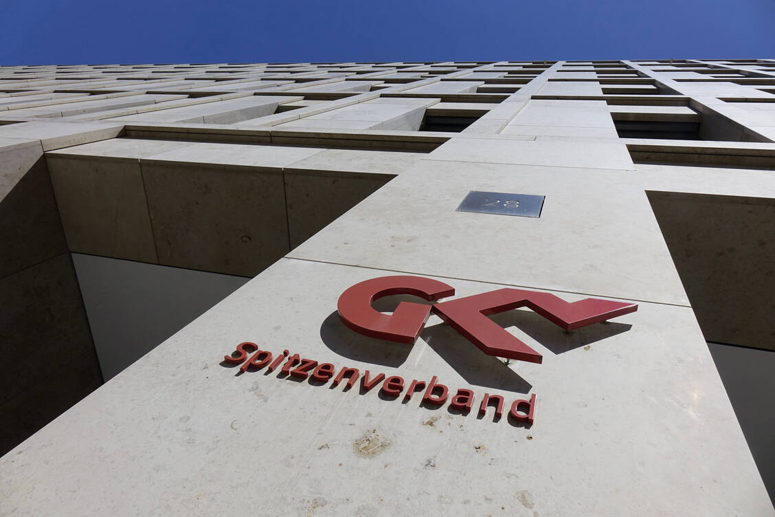 Der GKV-Sputzenverband weist darauf hin, dass eine Impfpflicht wegen eines akuten Papiermangels schwer umsetzbar sei. / Foto: imago images/Steinach