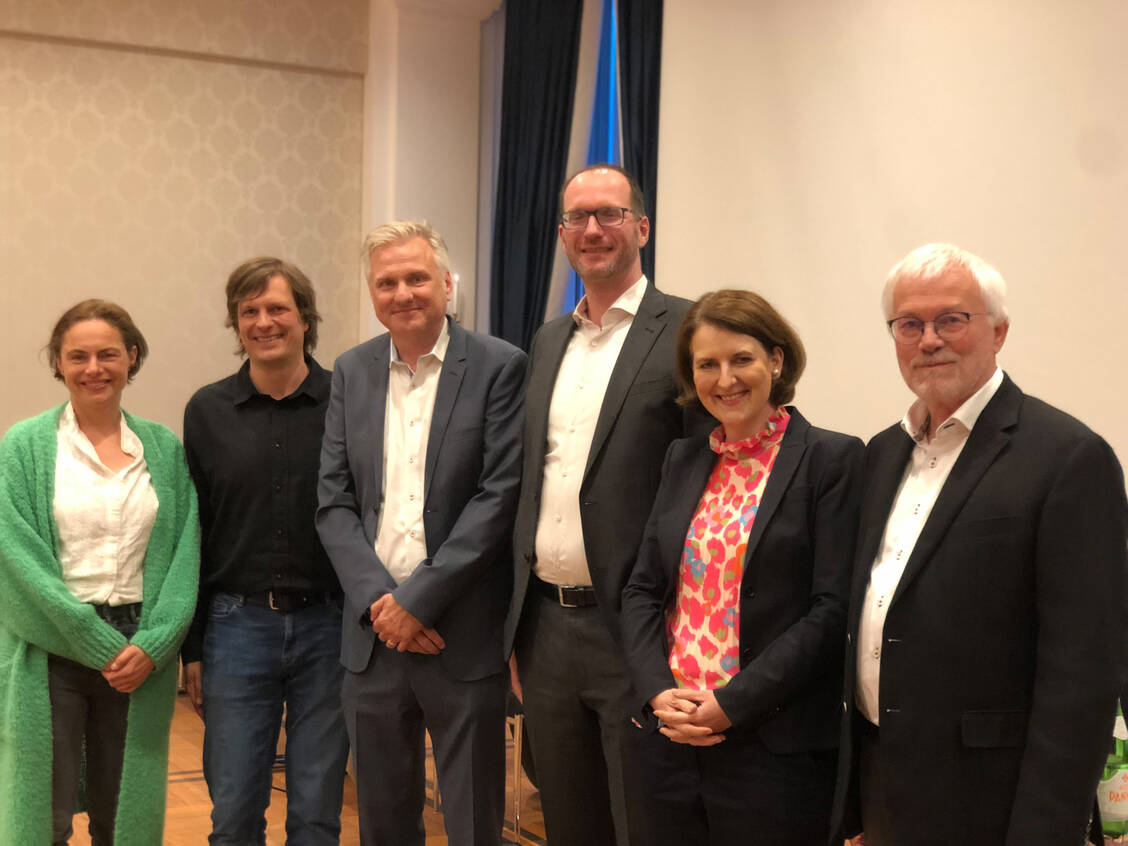 Neu im Vorstand sind Christina Köster und Axel Stellings (links). Wiedergewählt wurden Dr. Stefan Schwenzer, Sebastian Köhler (jetzt als Vizepräsident), Christina Jäger und Präsident Klaus Scholz (von links). / Foto: AK Bremen