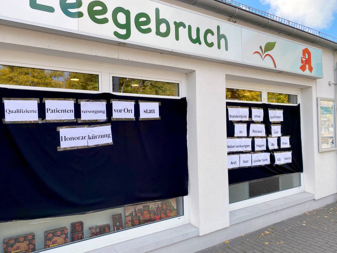 Apotheken in den Bundesländern Brandenburg, Saarland, Schleswig-Holstein und Hamburg protestierten am heutigen Mittwoch gegen die Sparpläne der Bundesregierung. / Foto: PZ/Rohrer