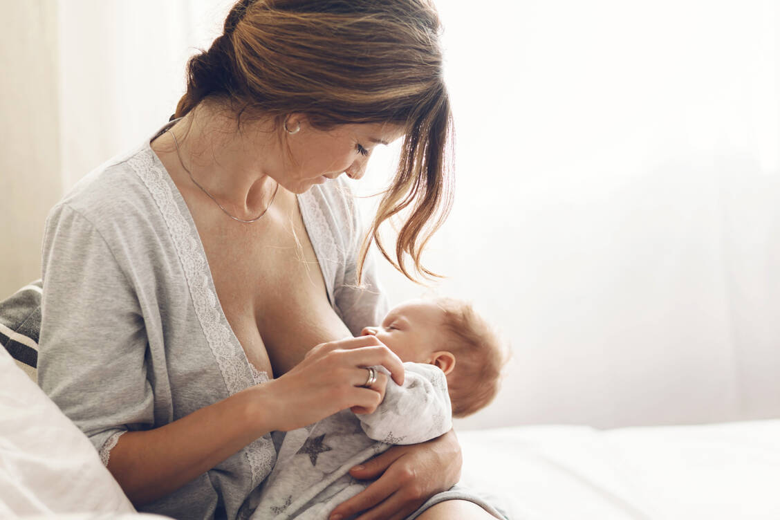 Muttermilch gilt nicht nur als beste Nahrung für Säuglinge; Stillen stärkt zudem die Bindung von Mutter und Kind. / Foto: Adobe Stock/Alena Ozerova