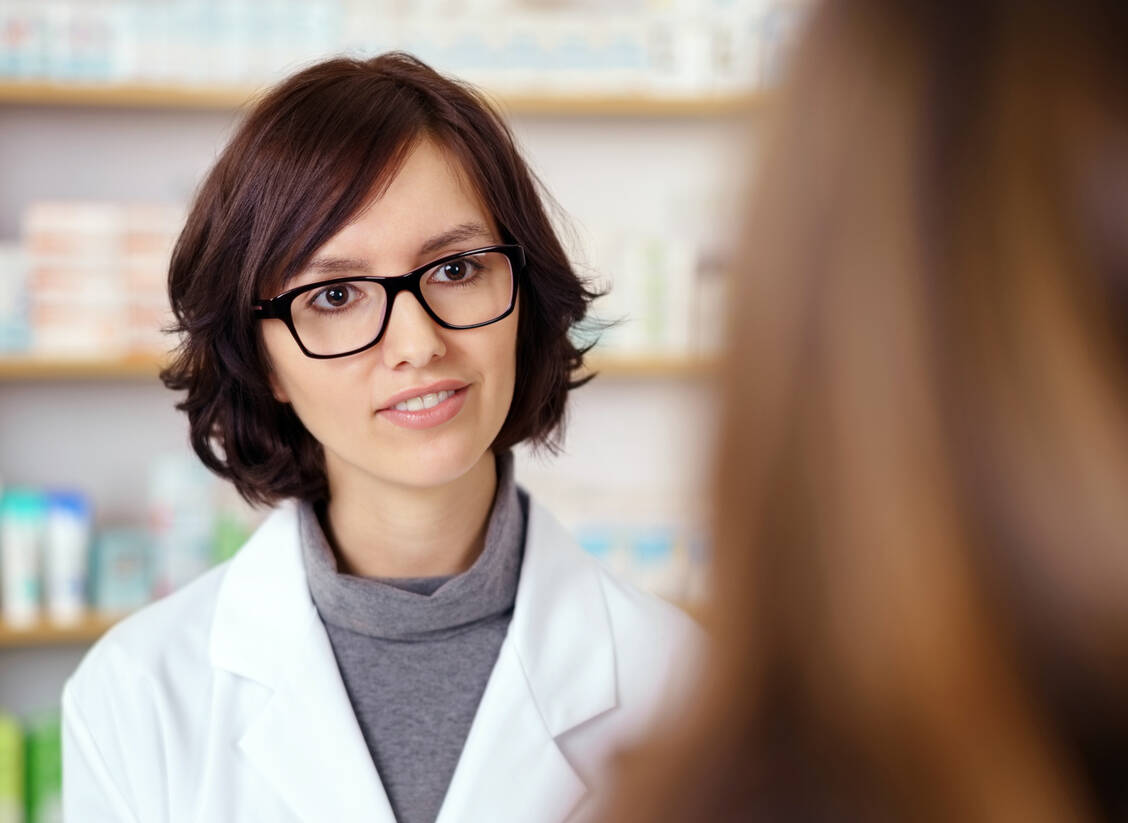 Um den Apothekenbesuch für autistische Menschen so angenehm wie möglich zu gestalten, empfiehlt es sich, die Patienten in ruhiger Umgebung zu beraten. / Foto: Adobe Stock/contrastwerkstatt