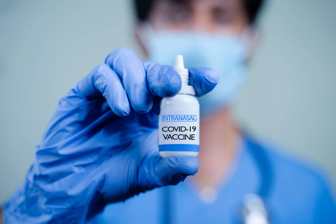 Das US-Unternehmen Moderna arbeitet an mRNA-Impfstoffen gegen SARS-CoV-2 zur nasalen Applikation. / Foto: Adobe Stock/LP