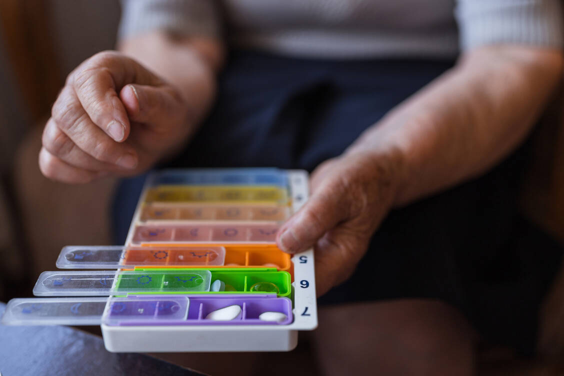 Ältere Patienten sind besonders häufig von Polymedikation betroffen. / Foto: Getty Images/Dobrila Vignjevic