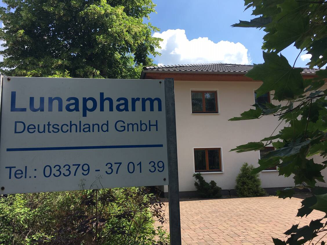 Das Brandenburger Unternehmen Lunapharm erzielte 2018 nach eigenen Angaben einen Umsatz von rund 30 Millionen Euro. Nach den Vorwürfen sei das Geschäft am Boden, sagte Geschäftsführerin Susanne Krautz-Zeitel. / Foto: Lunapharm
