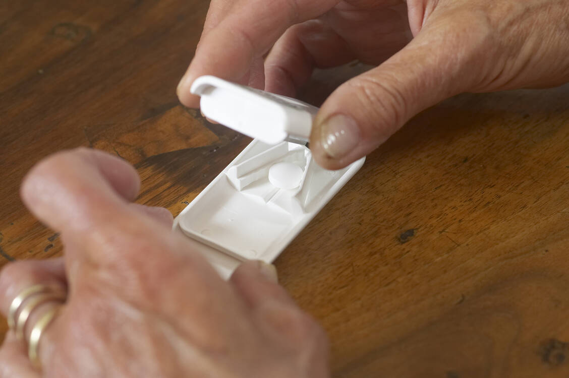 Wenn Patienten regelmäßig Tabletten teilen sollen, sind sie mit einer Teilhilfe wie hier abgebildet auf der sicheren Seite. Küchenmesser eignen sich weniger. / Foto: ABDA