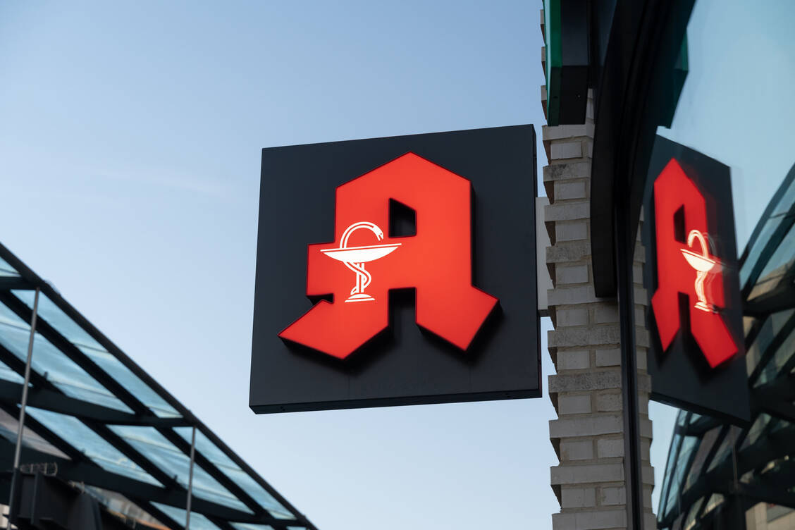 Die FDP setzt sich für die wirtschaftliche Stärkung der Vor-Ort-Apotheken ein. Das soll durch faire Wettbewerbsbedingungen zwischen Vor-Ort-Apotheken und dem Versandhandel gelingen. / © Getty Images/Heidloss Tilo Geringswald Felix GbR