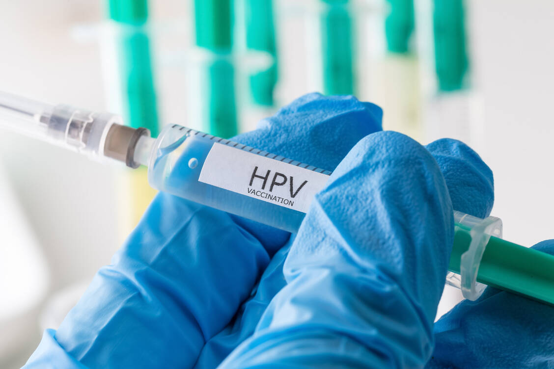 Humane Papilloma-Viren (HPV) sind für 100 Prozent der Zervixkarzinome verantwortlich. Eine HPV-Impfung soll vor der Krebsentstehung schützen. Zumindest Präkanzerosen lassen sich deutlich reduzieren. / Foto: Adobe Stock/Tobias Arhelger