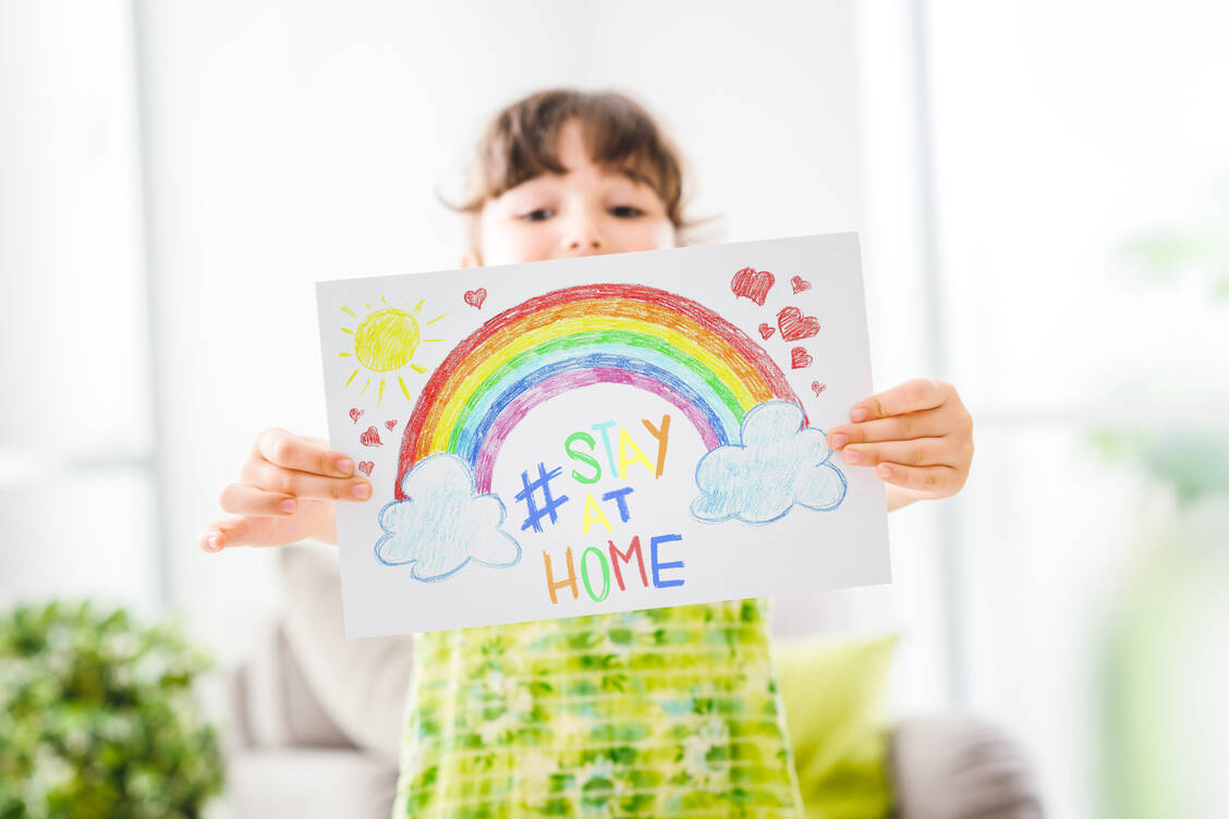 Der Regenbogen steht mittlerweile als Symbol gegen die Einsamkeit für Kinder. / Foto: Getty Images/demaerre