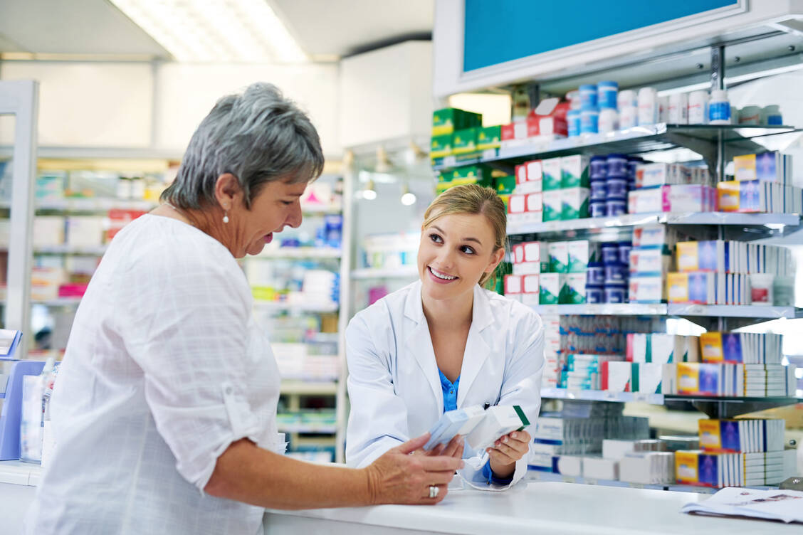 Gezielte Nachfragen lohnen sich, um Patienten über gängige Fehler bei der Medikamentenlagerung bei Hitze aufzuklären. / © Getty Images/PeopleImages