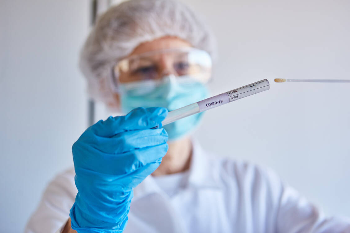 Urlauber und Einreisende aus Coronavirus-Risikogebieten können mit dem freiwilligen Test und einem negativen Testergebnis eine 14-tägige Quarantäne vermeiden, die sonst für sie obligatorisch wäre.  / Foto: Adobe Stock/Robert Kneschke