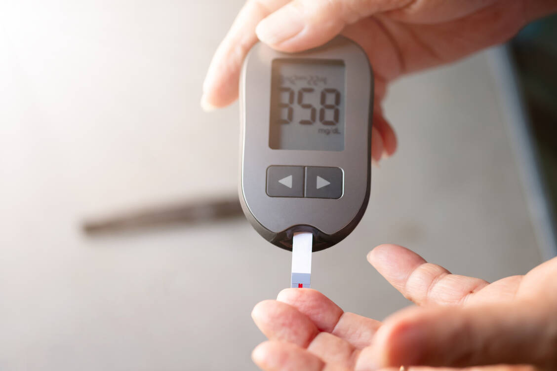 Dass der Blutzucker bei Infekten entgleist, ist bei Diabetespatienten keine Seltenheit. Die SARS-CoV-2-Infektion macht da keine Ausnahme. Neu ist allerdings die Erkenntnis, dass das Coronavirus auch bei Nicht-Diabetikern den Zucker in die Höhe treiben und möglicherweise sogar Diabetes mellitus auslösen kann. / Foto: Adobe Stock/suthisak