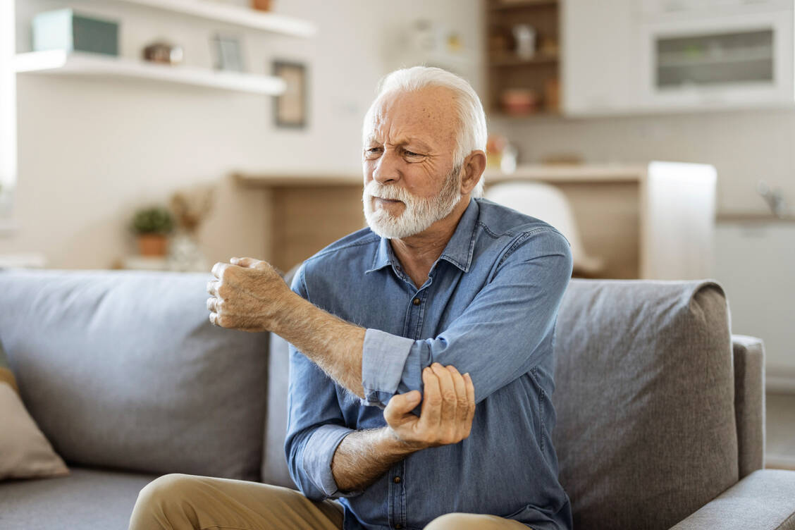 Bei älteren Patienten sollten entzündlich-rheumatische Erkrankungen konsequent behandelt werden, da sie sonst die Gebrechlichkeit und das Risiko für Herz-Kreislauf-Ereignisse fördern. / © Getty Images/PixelsEffect