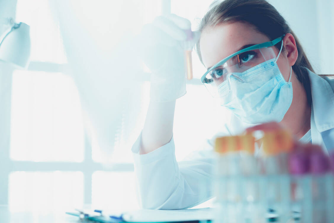 Das Tätigkeitsfeld eines Fachapothekers für Klinische Chemie liegt unter anderem in den klinisch-chemischen Laboratorien von Krankenhäusern oder der Pharmaindustrie.  / Foto: Adobe Stock/s_l 
