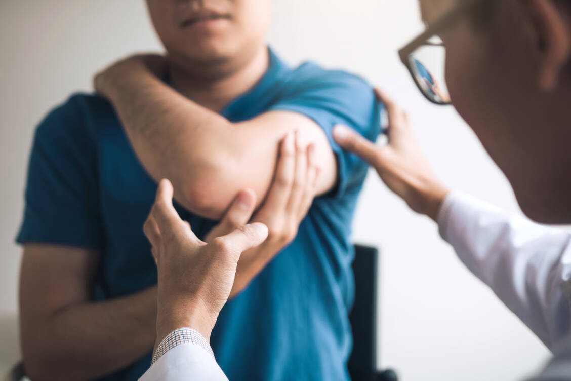 Entwickeln Patienten unter Statintherapie Muskelschmerzen, steckt in neun von zehn Fällen nicht das Statin dahinter. / Foto: Adobe Stock/wutzkoh