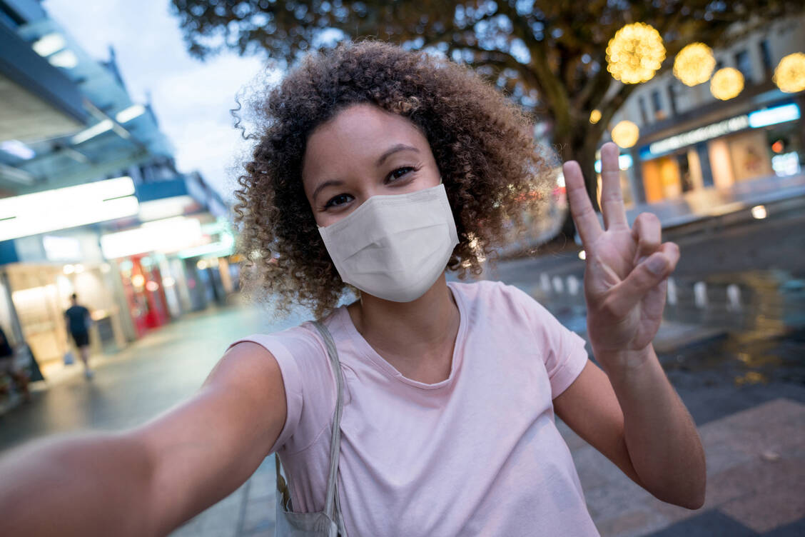 Diverse wissenschaftliche Analysen belegen, dass Masken vor einer Ansteckung mit dem Coronavirus schützen. / Foto: Getty Images/andresr