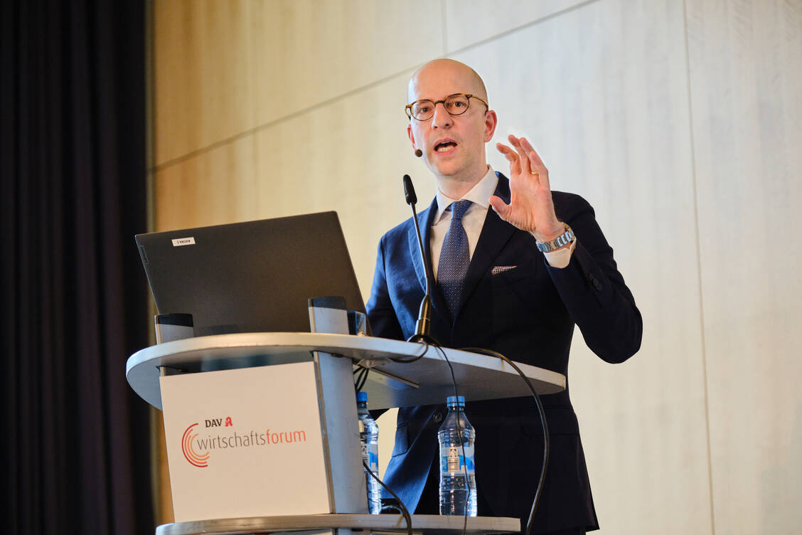 BMG-Referatsleiter Jan Hensmann erläuterte, wie die medizinische Versorgung mittels der neuen Digitalstrategie effizienter werden soll. / Foto: PZ/André Wagenzik