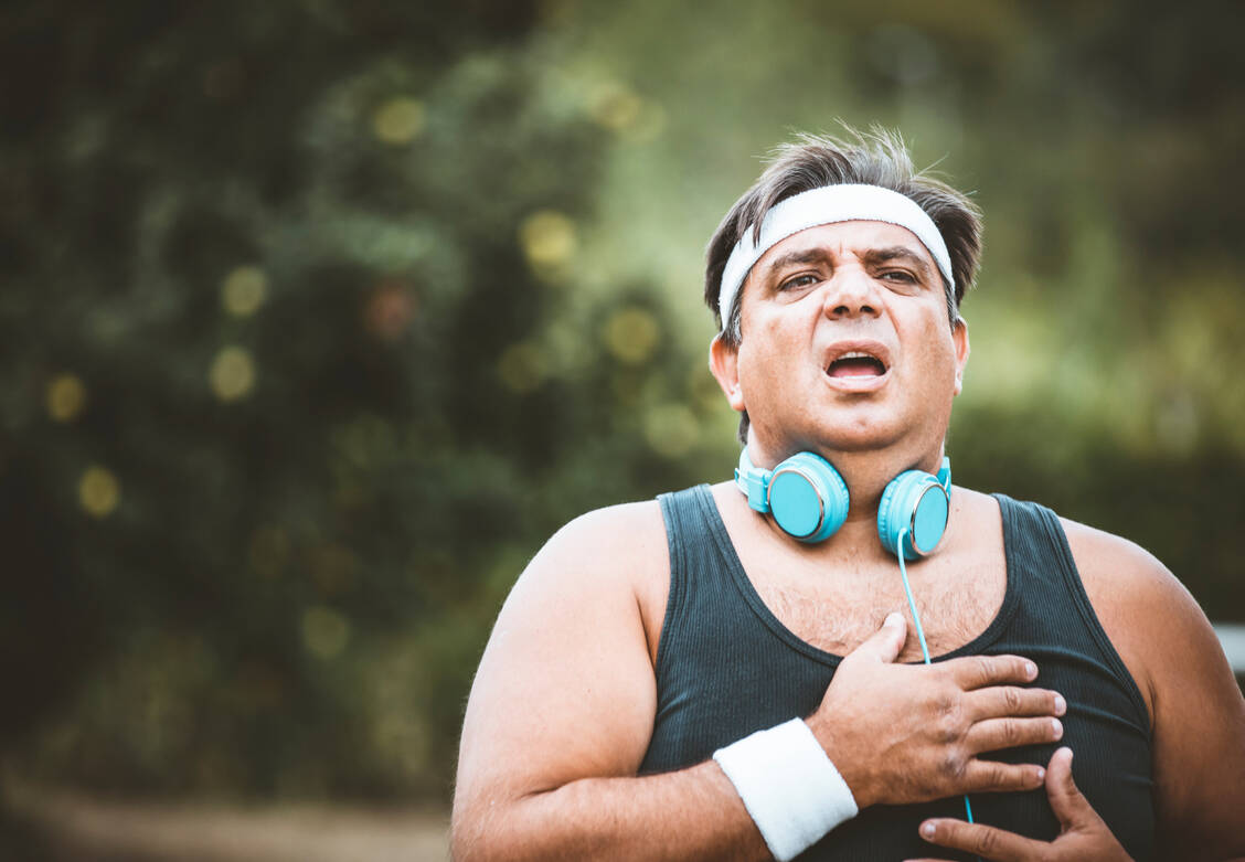 Bei Herzinsuffizienz ist der Körper nicht mehr so belastbar. Bei einer bestimmten Form der Herzinsuffizienz, der HFpEF, könnte Adipositas eine auslösende Rolle spielen. / Foto: Getty Images/RealPeopleGroup