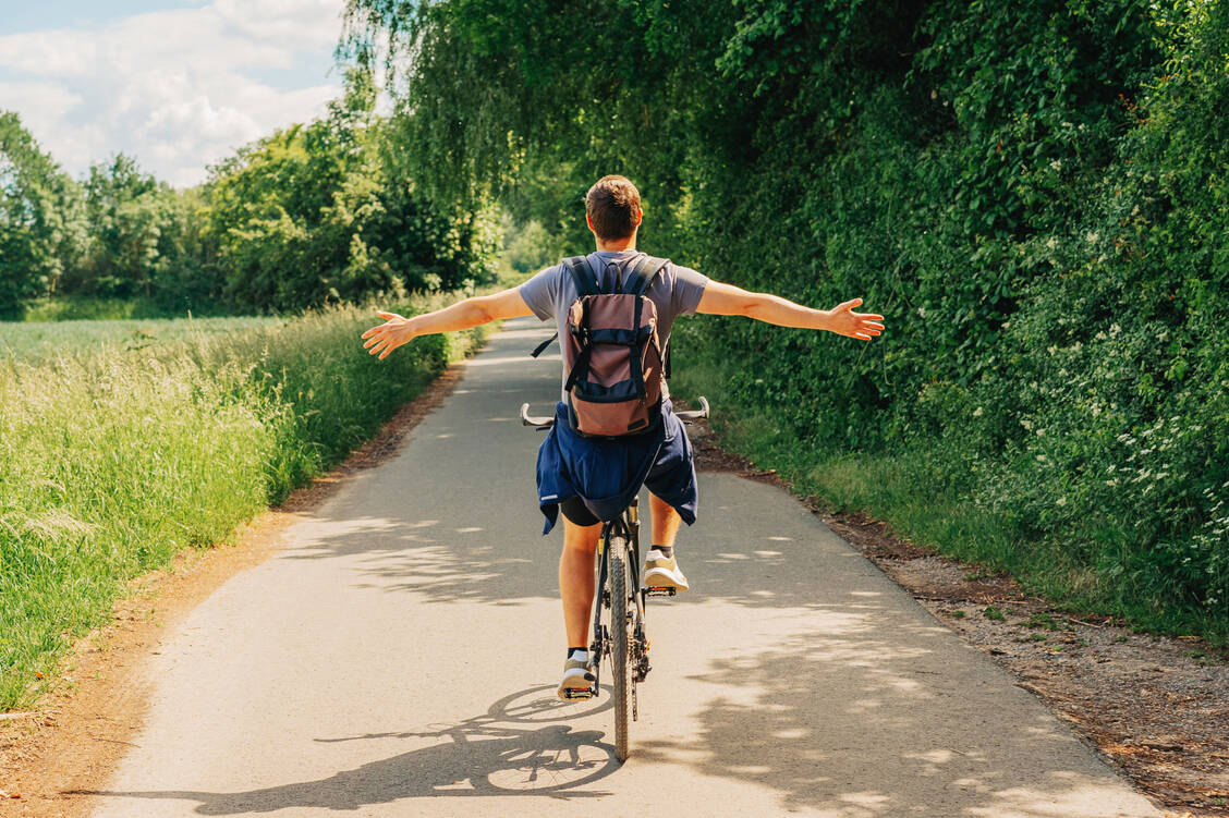 Frische Luft, Sonne und raus in die Natur: Radfahren ist nach wie vor sehr beliebt. Auch wenn der Platz für Gepäck begrenzt ist, eine gut durchdachte Reiseapotheke gehört hinein.  / Foto: Getty Images/Olena Malik