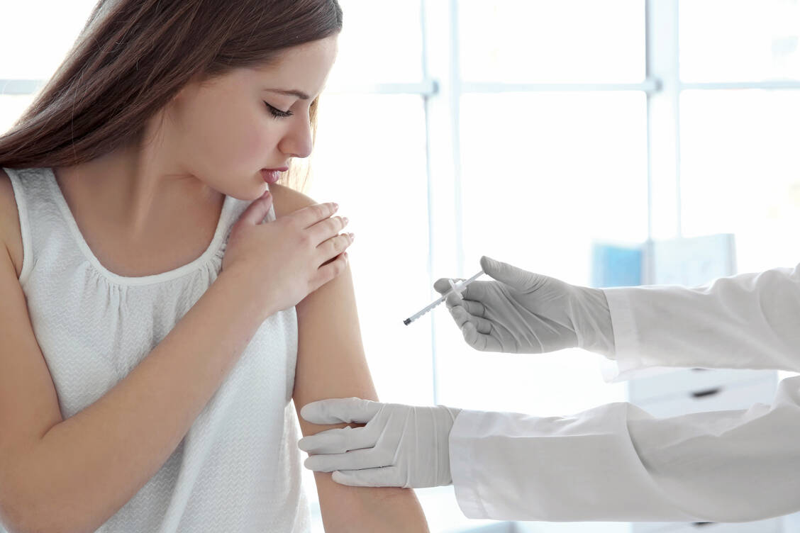Die MS tritt vermehrt bei Frauen auf; die Diagnose wird oft im Alter von etwa 30 Jahren gestellt. Vorher erfolgte Impfungen scheinen das Risiko, die Autoimmunerkrankung zu entwickeln, nicht zu beeinflussen. / Foto: Fotolia/Africa Studio