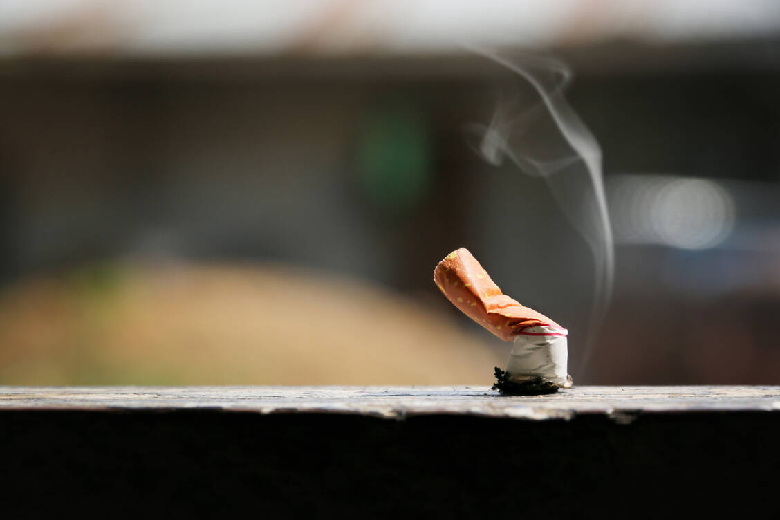 Der Anteil der Tabaknutzer ist nach Angaben der Weltgesundheitsorganisation (WHO) in den vergangenen 20 Jahren weltweit um ein Drittel gesunken. / © Adobe Stock/jetsadaphoto