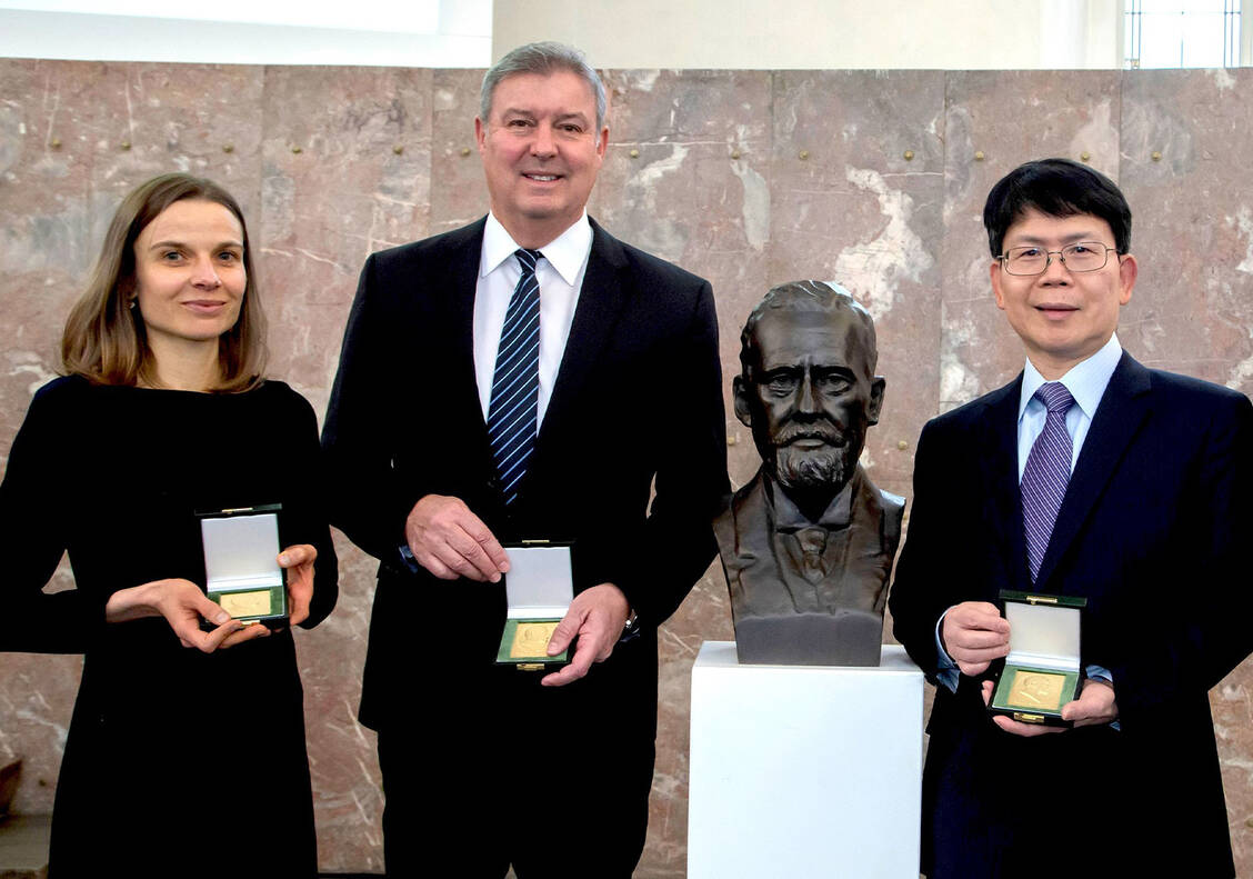 Die Professoren Dr. Andrea Ablasser, Dr. Glen Barber und Dr. Zhijian Chen wurden vergangenen Freitag mit dem diesjährigen Paul-Ehrlich-und-Ludwig-Darmstaedter-Preis ausgezeichnet. / © Goethe-Universität Frankfurt am Main