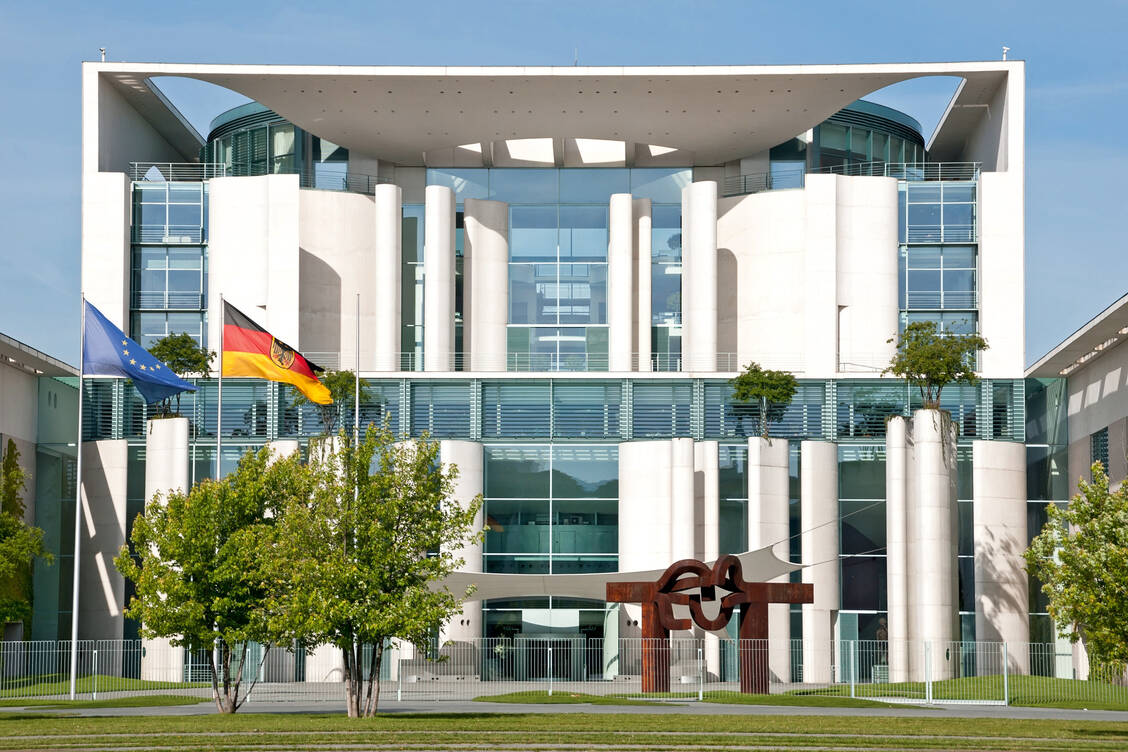 Im Bundeskanzleramt in Berlin macht man sich Gedanken, wie eine Exit-Strategie aussehen könnte, um das Kontaktverbot schrittweise zu lockern. Eine  europaweit kompatible Tracking-App soll helfen. / Foto: Fotolia/sehbaer_nrw