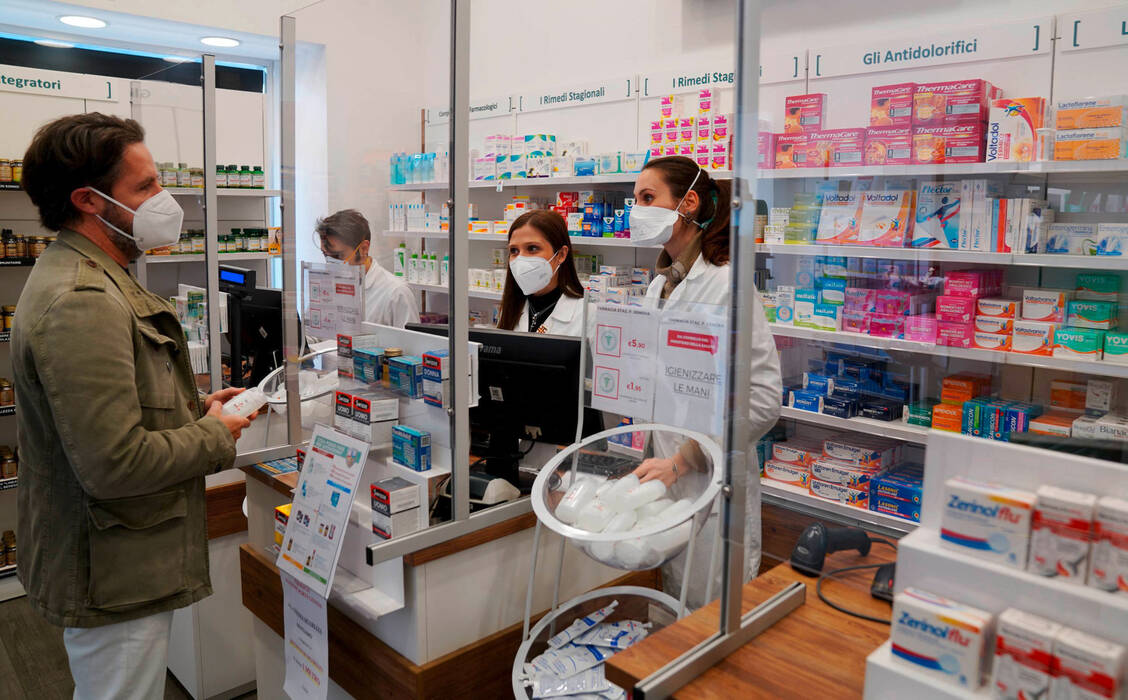 Weltweit sollten die Apotheken Vorkehrungen treffen, um das Risiko einer Infektion mit SARS-CoV-2 zu reduzieren. In dieser italienischen Apotheke wurde das beherzigt. / Foto: picture-alliance/abaca
