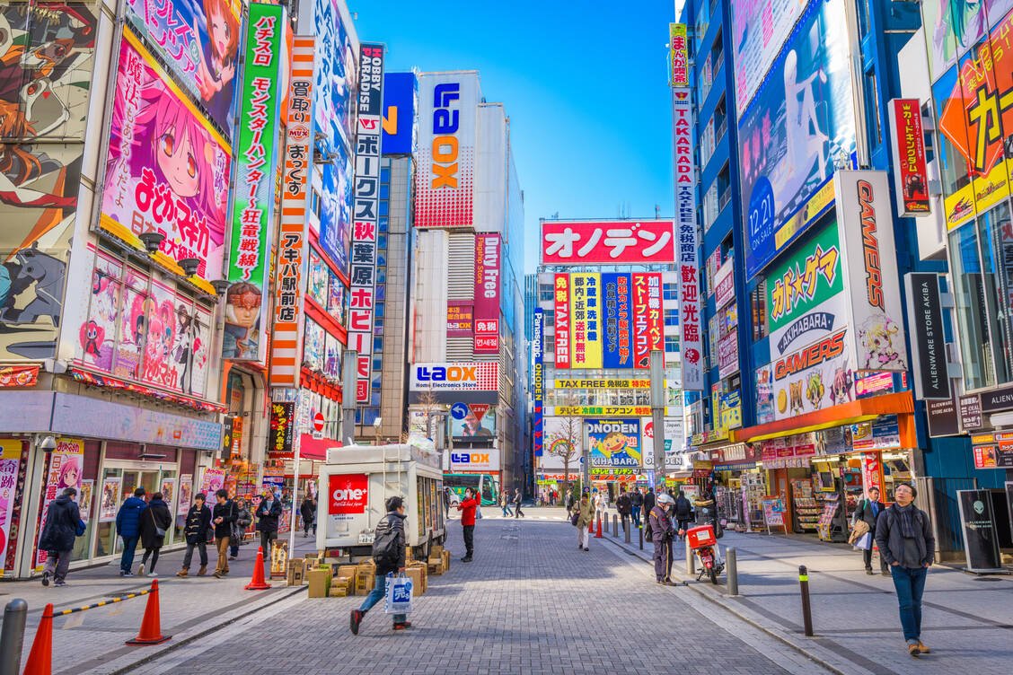 Ab vom Trubel: Die älteste Apothekerin der Welt leitet seit die Anzen-Apotheke in Meguro, einem deutlich ruhigen Teil von Tokio als auf dem Foto. / © Shutterstock/Sean Pavone