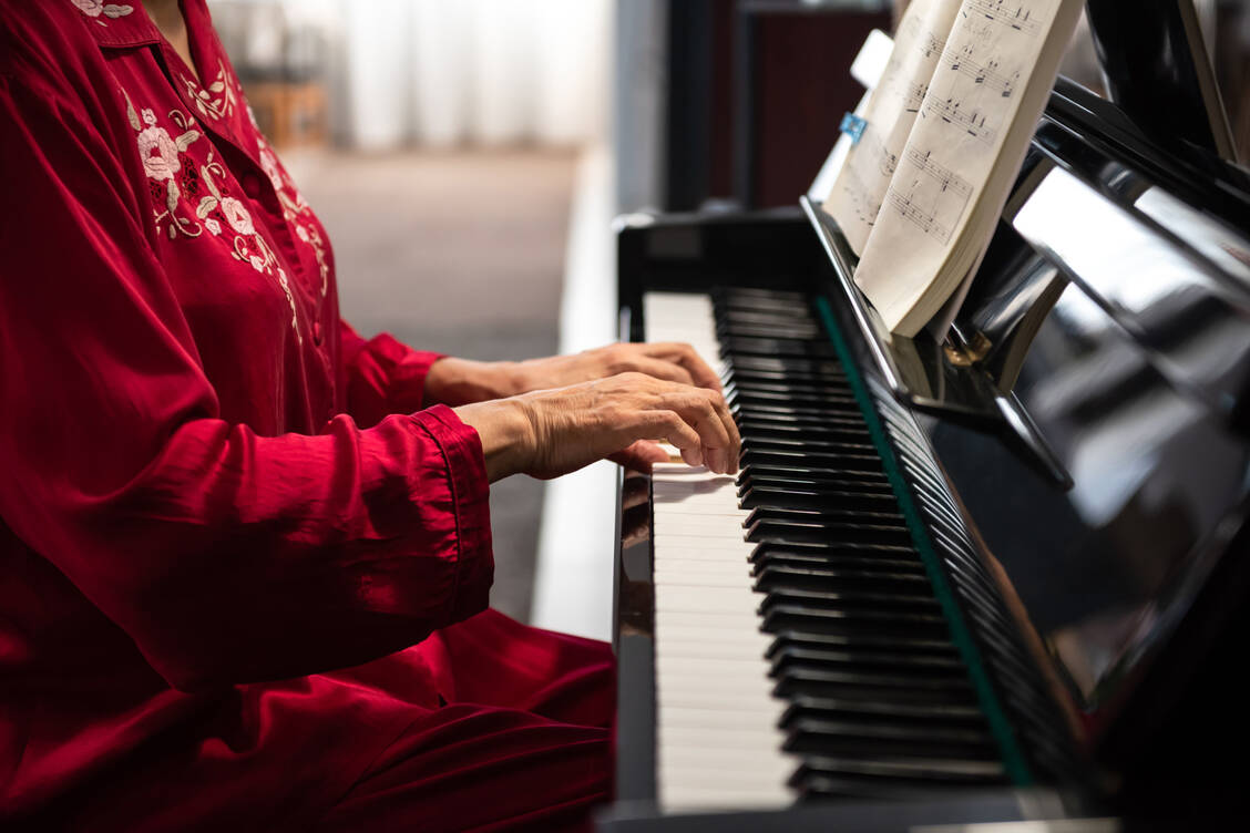 Ein Musikinstrument zu spielen, insbesondere Klavier, war in einer Studie bei älteren Menschen mit einem besseren Abschneiden in kognitiven Tests assoziiert. / Foto: Getty Images/Huizeng Hu