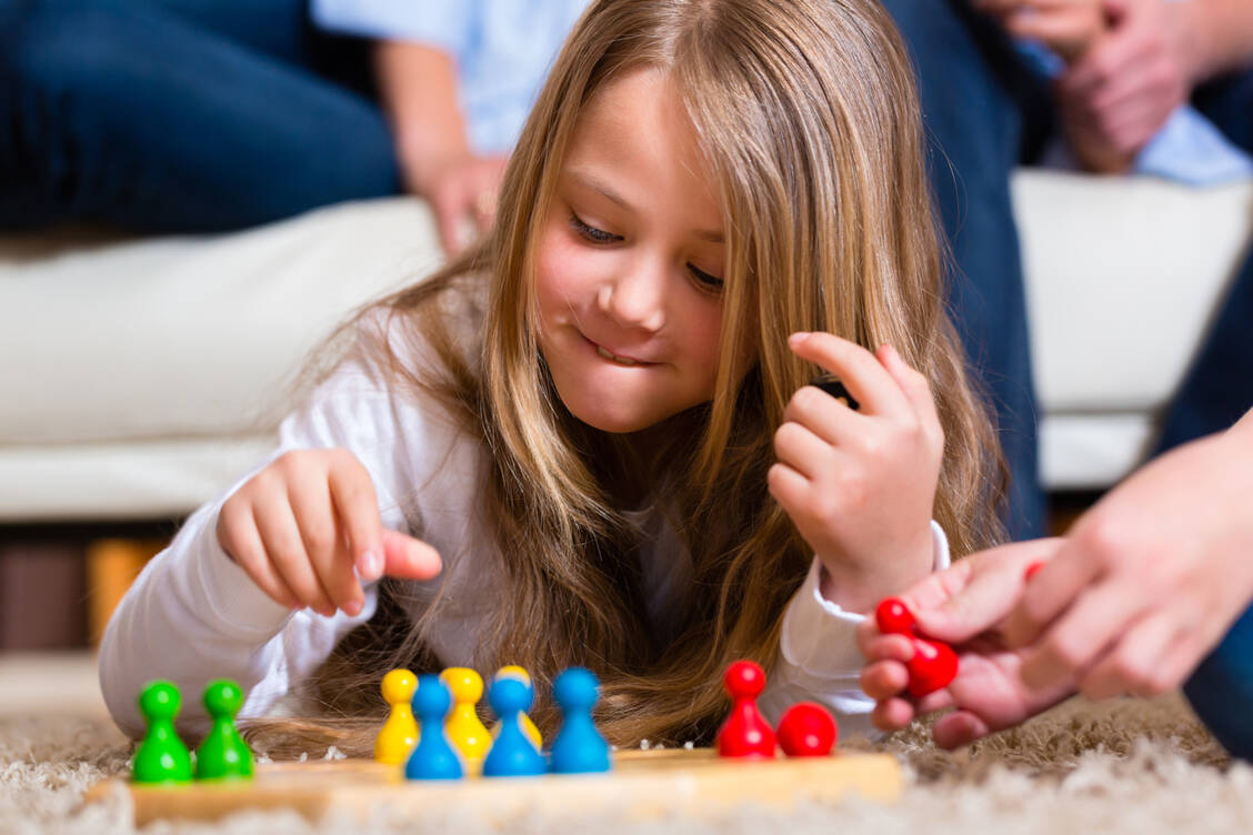 Spielen: Auch das ist Demenzprävention. / Foto: Adobe Stock/Kzenon