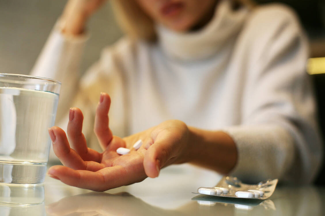 Some antidepressants are incompatible with NSAIDs such as ibuprofen and aspirin. Pharmacy teams should be aware of this when psychiatric patients request self-medication. / © Getty Images/Liderina