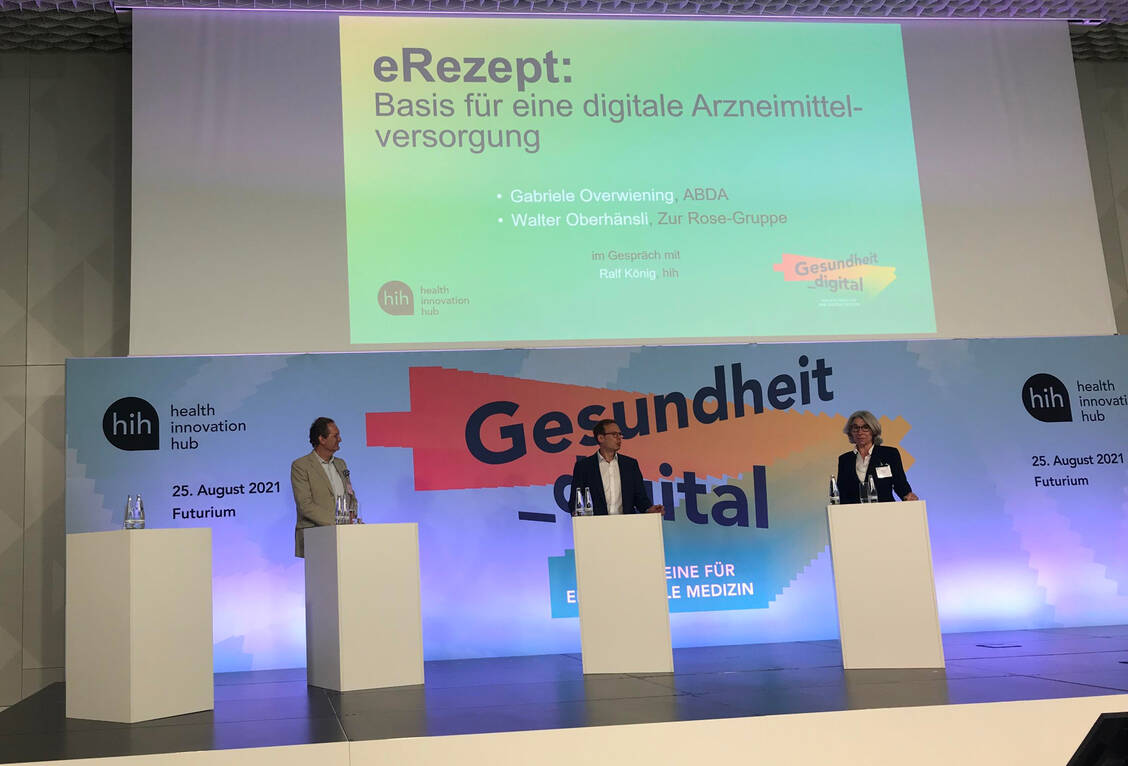 Versandkonzern versus Offizinen? Zur-Rose-Chef Walter Oberhänsli und ABDA-Präsidentin Gabriele Regina Overwiening erläuterten  ihre Positionen zum E-Rezept (Moderation Ralf König, im Health Innovation Hub für Apothekenthemen zuständig). / Foto: hih