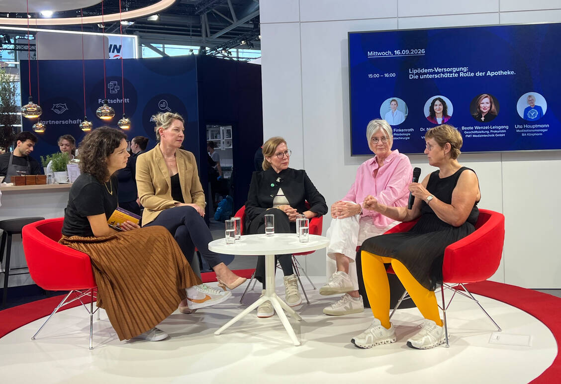 Diskutierten darüber, was die Apotheke vor Ort für die Lipödem-Versorgung leisten kann (v.l.): Moderatorin Nicole Lauscher (Wort & Bild Verlag), Dr. Meike Finkenrath (Hospital zum Heiligen Geist), Beate Wenzel-Leisgang (FMT Medizintechnik), Uta Hauptmann (Rondell Apotheke München) die Betroffene Claudia Götzinger. / © PZ/Melanie Höhn