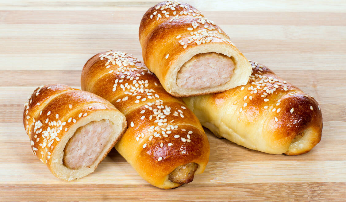Würstchen im Schlafrock sind ein Klassiker. Mit etwas Fantasie lassen sich auch viele andere Speisen als Fingerfood gestalten. Das hilft Menschen, die nicht mehr mit Besteck essen oder längere Zeit ruhig am Tisch sitzen können. / Foto: Shutterstock/KavardakovA