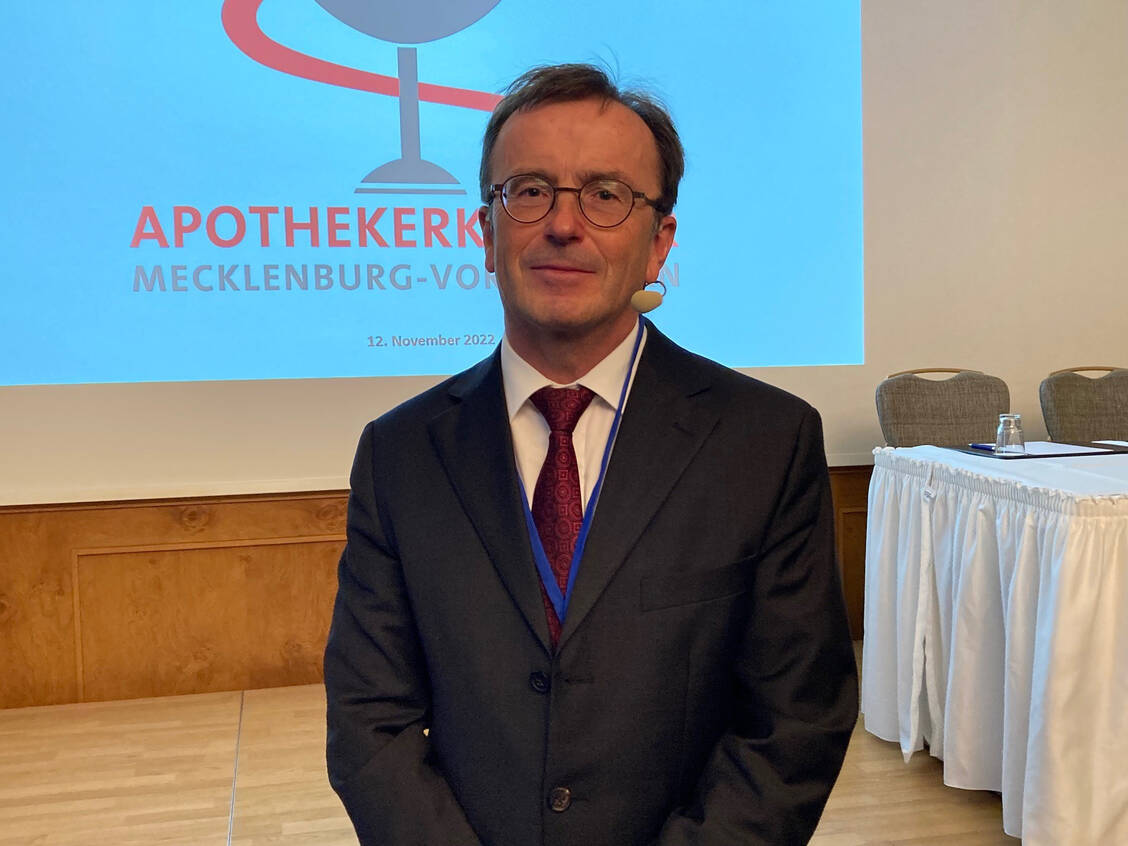 Georg Engel, Präsident der Apothekerkammer Mecklenburg-Vorpommern, begrüßte die Teilnehmer des Apothekertages Mecklenburg-Vorpommern in Warnemünde und skizzierte die Probleme der Apothekerschaft. / Foto: PZ/Anne Orth