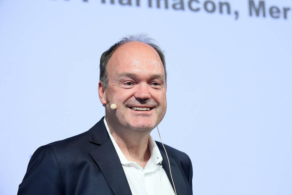 Der Kardiologe Professor Dr. Dirk Westermann berichtete beim Pharmacon über die aktuellen Therapieempfehlungen bei chronischer Herzinsuffizienz. Ganz vorne dabei: SGLT-2-Inhibitoren. / Foto: Avoxa/Alois Müller