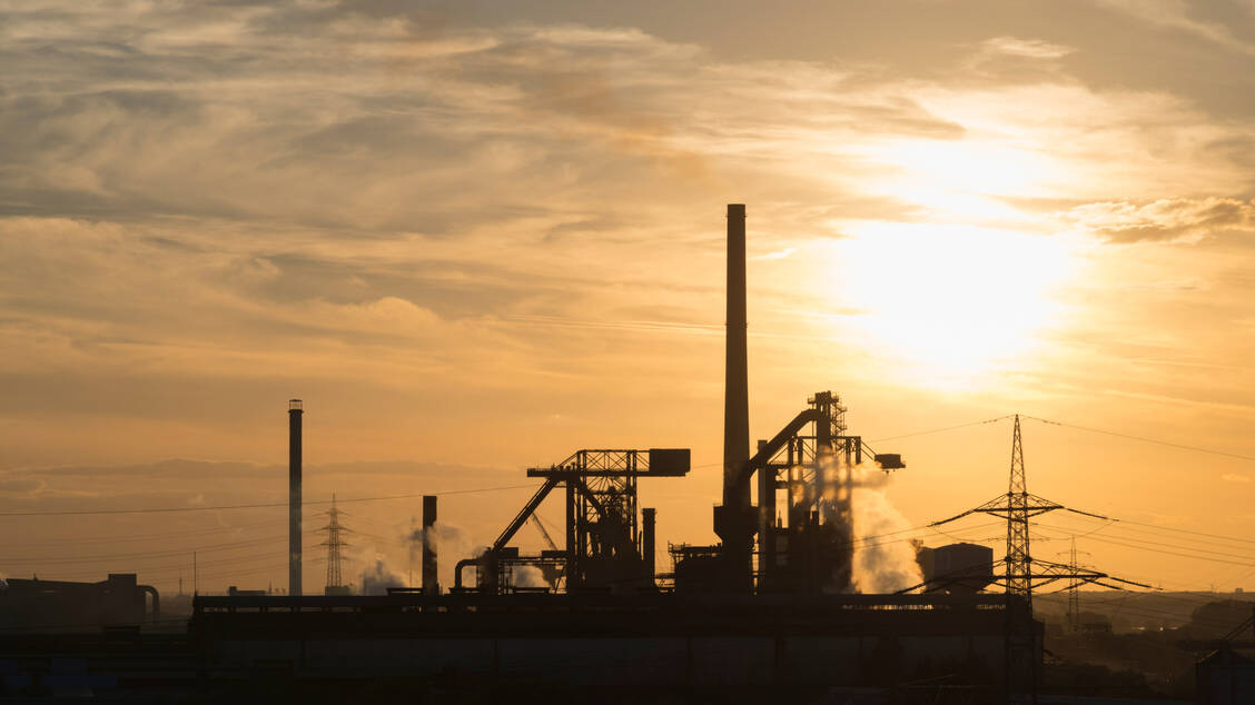 In Deutschland gilt die Luft derzeit als gut bis angemessen, auch über Industriezentren wie dem Ruhrgebiet. Trotzdem ging man zuletzt von mehr als 30.000 Todesfällen aus, die auf Feinstaub zurückzuführen sind. / Foto: Getty Images/Westend61/Harald Hempel