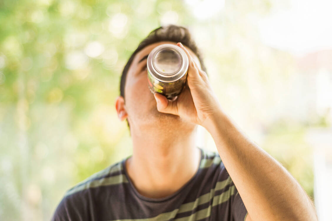 Eine Dose Energydrink enthält in der Regel 80 mg Koffein pro 250 ml. / Foto: Getty Images/MarioGuti