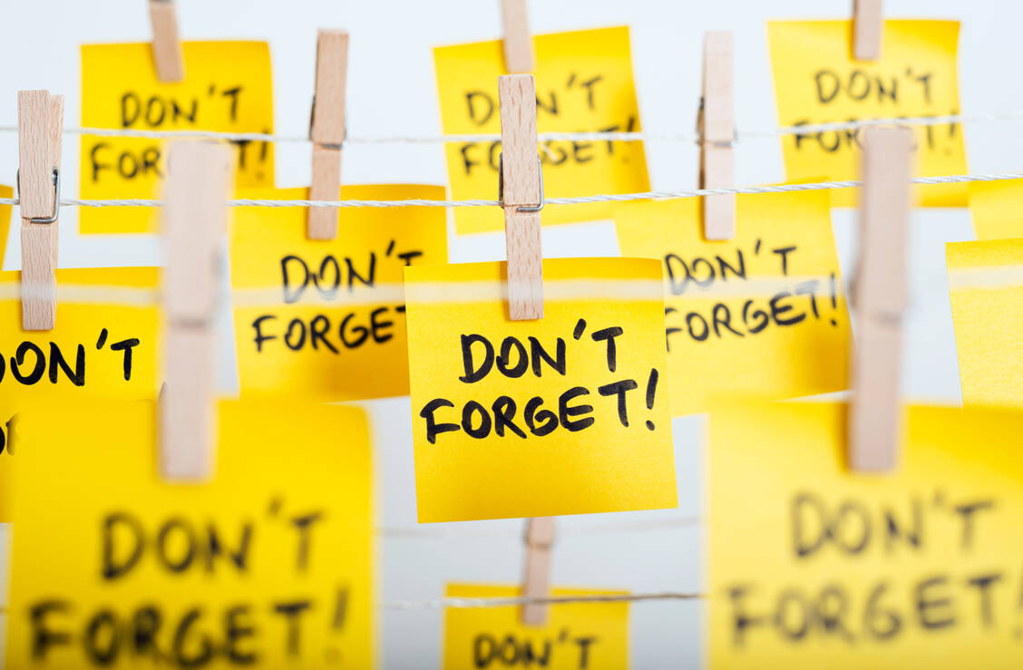 Post-its, To-Do-Listen und Erinnerungen können helfen, das Gehirn zu entlasten, um sich im einzelnen Moment auf die wesentlich Aufgabe zu konzentrieren. / Foto: Getty Images/fotosipsak