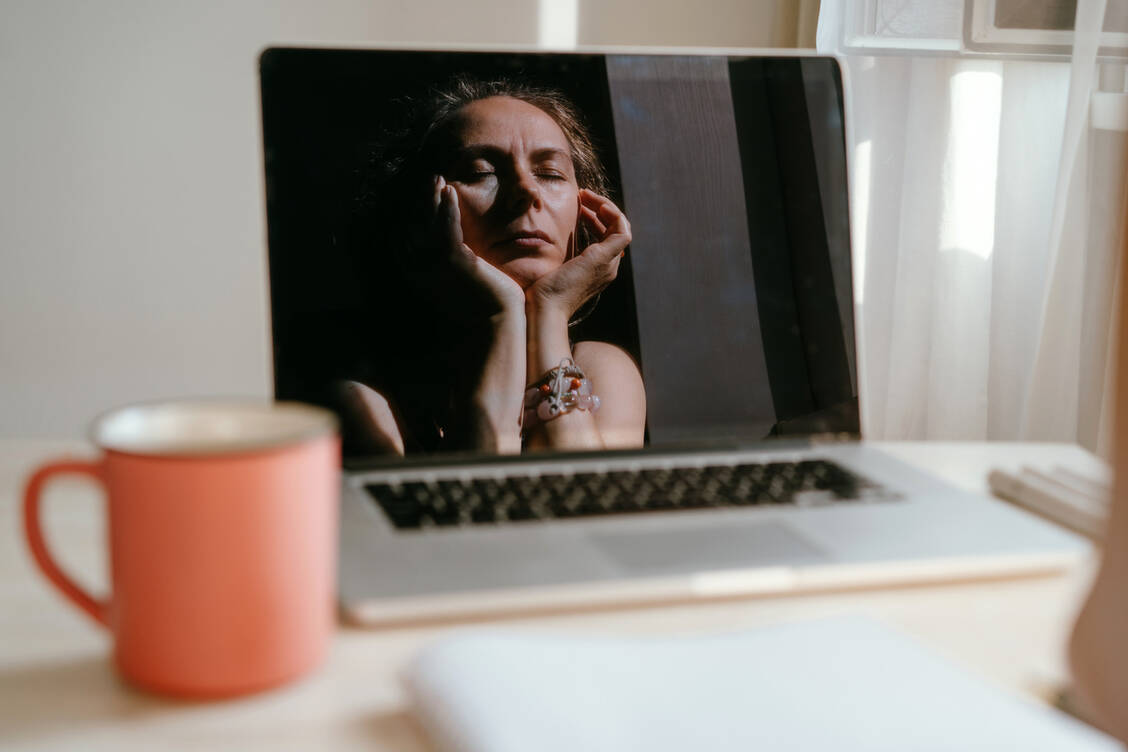 Frauen leiden in den Wechseljahren mitunter häufiger an Kopfschmerzen, Konzentrations- und Schlafstörungen, was sich auch am Arbeitsplatz bemerkbar machen kann. / Foto: Getty Images/Fiordaliso