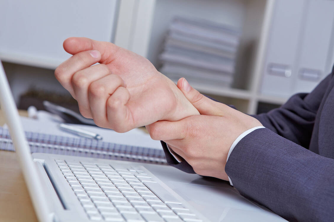 Wenn das Gelenk schmerzt, sollte man es schonen, sonst riskiert man eine Sehnenscheidenentzündung. / Foto: Fotolia/Robert Kneschke