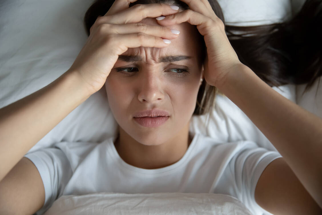 Kopfschmerzen kommen nicht aus dem Nichts. Lag es an einem unruhigen Tag-Nacht-Rhythmus? / © Getty Images/fizkes