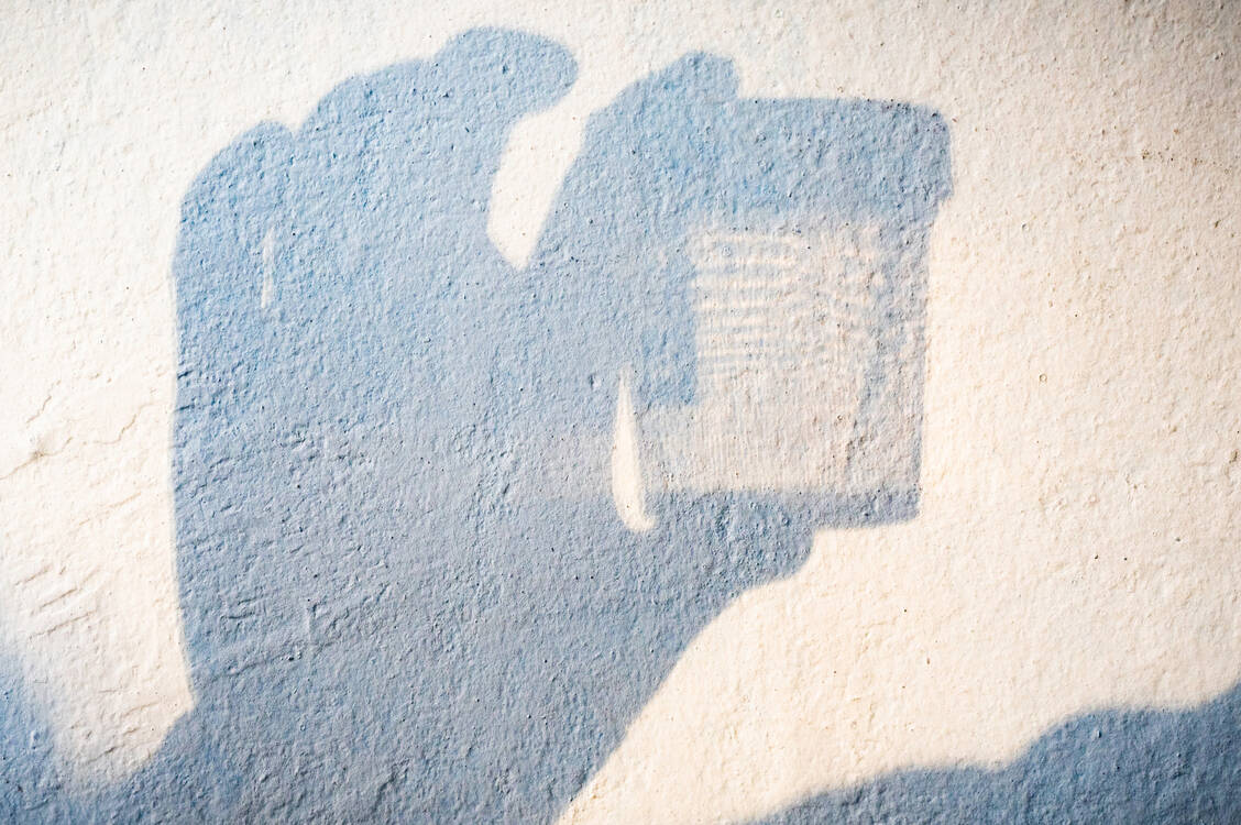 Wie gut wir Menschen Per- und Polyfluoralkylsubstanzen (PFAS) über den Urin ausscheiden können, liegt an deren Moleküllänge. / © Getty Images/Aitor Diago