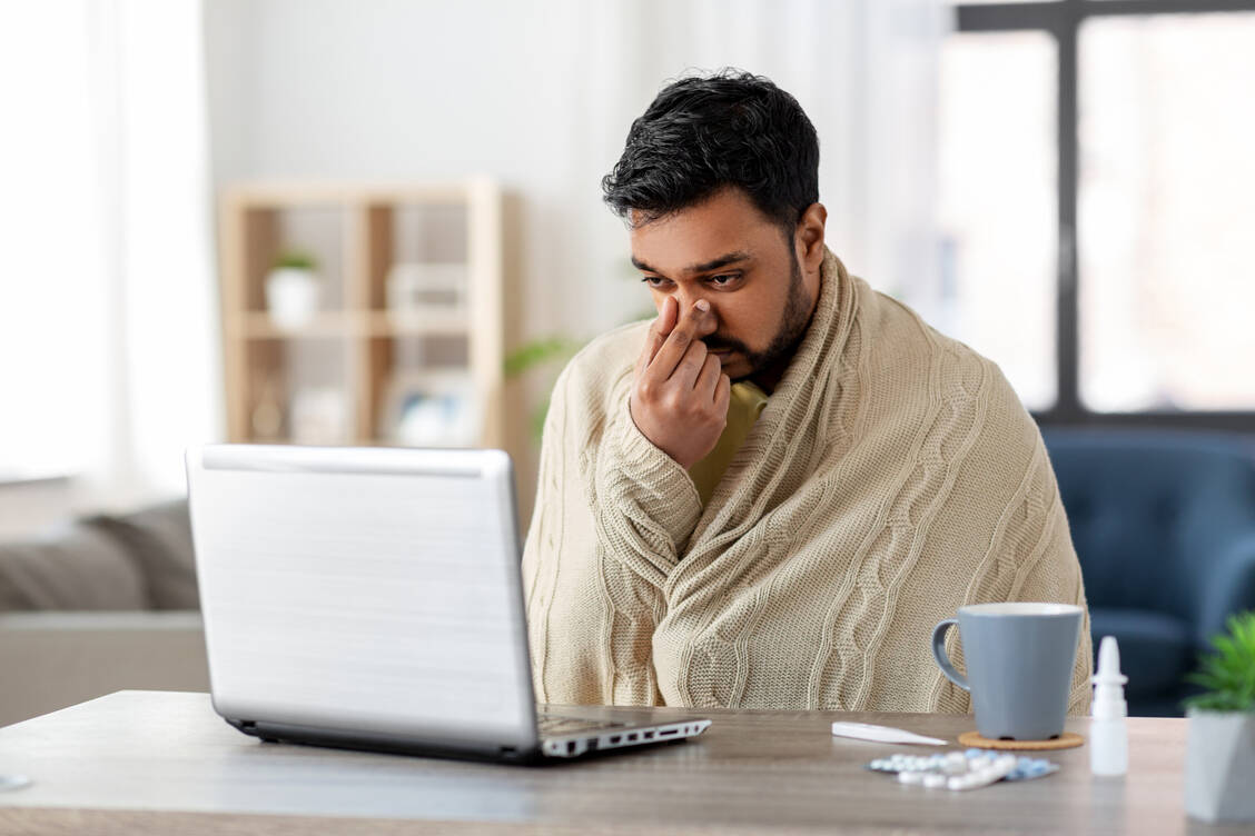 Gesundheitsschutz am Arbeitsplatz: Um Fehlzeiten zu verringern, sehen Fachleute auch die Arbeitgeber in der Pflicht. / © Adobe Stock/Syda Productions
