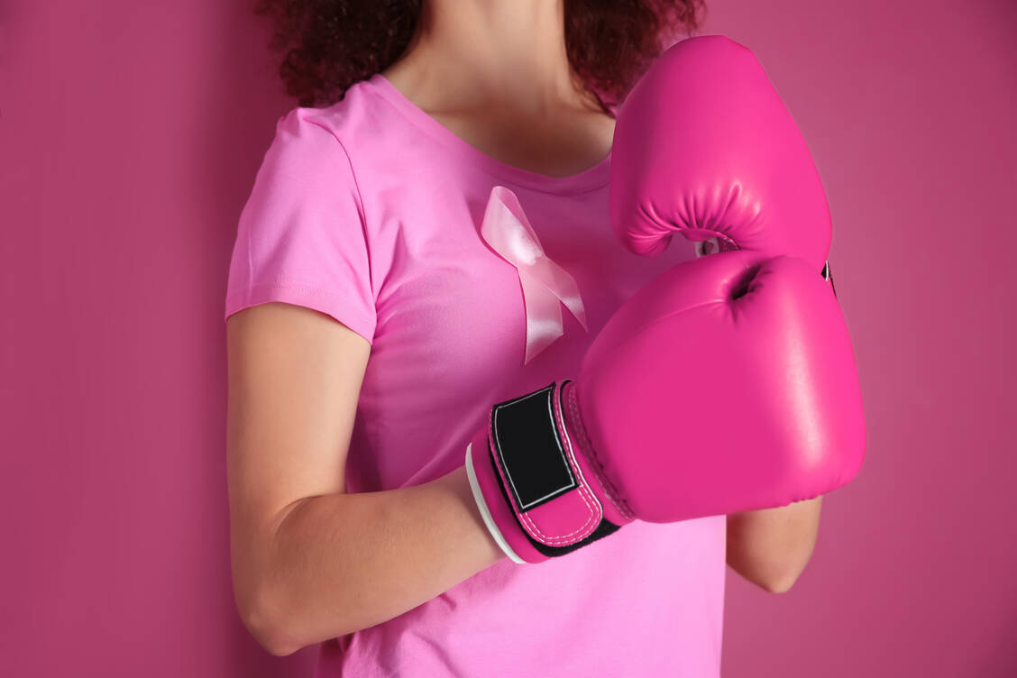 Die rosa Schleife ist ein Symbol für den Kampf gegen Brustkrebs. Der neue Wirkstoff Talazoparib kann bei manchen Frauen mit metastasiertem Brustkrebs das progressionsfreie Überleben verlängern.  / Foto: Adobe Stock/Africa Studio